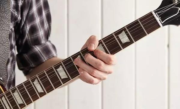 弹吉他手疼吗,弹吉他右胳膊疼怎么办