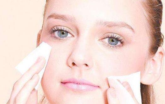 化妆过程中如何避免脱妆和晕妆,夏天晕妆的正确化妆方法