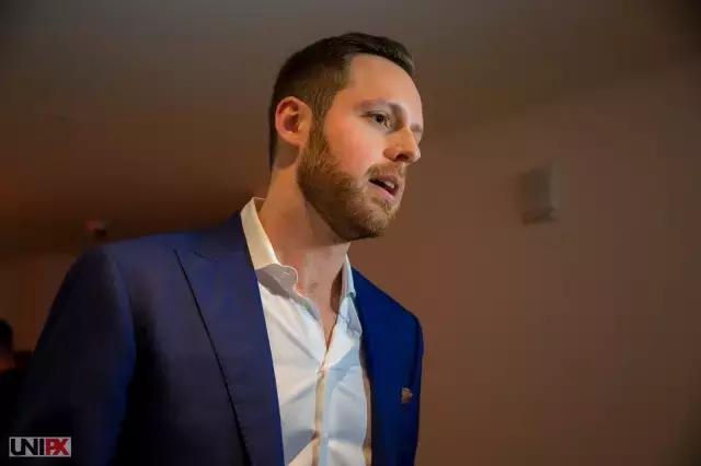 谁家的婚纱可以让你在海边举办婚礼也不怕晒黑？