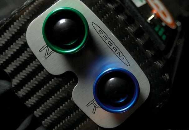 4000万的帕加尼去保养，就换个机油，一半的车身都拆了