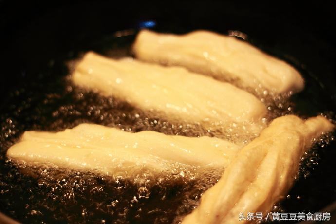 无矾香酥大油条怎么做的,在家轻松做出酥脆好吃的大油条