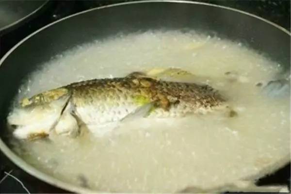 清炖鲫鱼怎么做给孩子吃才有营养,家常炖鲫鱼正宗做法