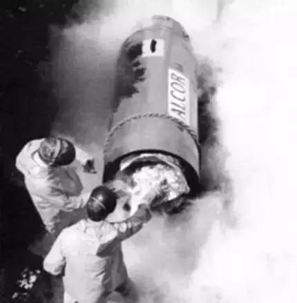 他高中没毕业，却亲手处理了首例“冷冻人”，现在竟还要让其复活