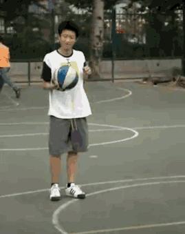 都说艾弗森球迷运球都不差？看娱乐圈两位艾迷各种花式运球就知道