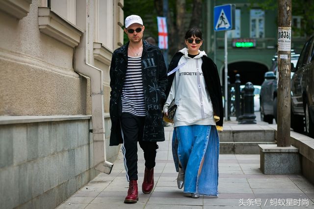 深秋款浅色微喇牛仔裤,早秋新款三角边牛仔裤