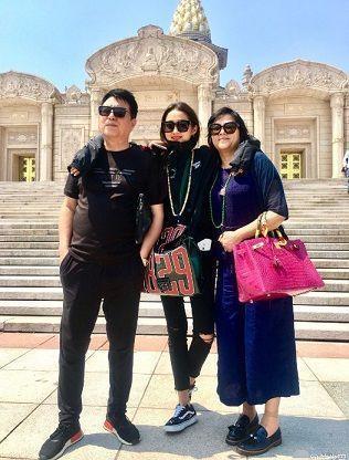 关晓彤华伦天奴限量版金球包包,关晓彤妈妈拿了关晓彤多少钱