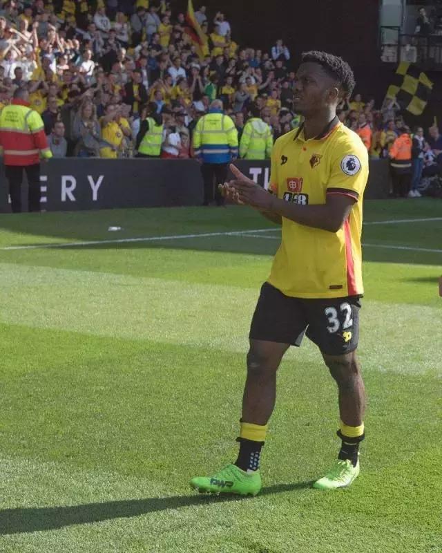 他们都穿什么篮球鞋,他们穿什么衣服翻译