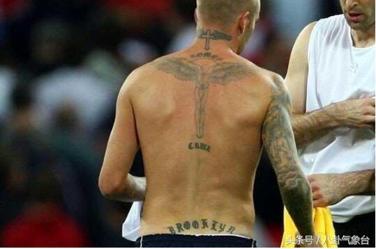 贝克汉姆:比和小七玩亲亲,网友关注点却是他的纹身,满满都是爱