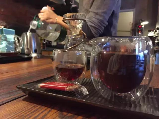 一对夫妻一墙之隔开两家咖啡店，上演的不是相爱相杀，而是了解