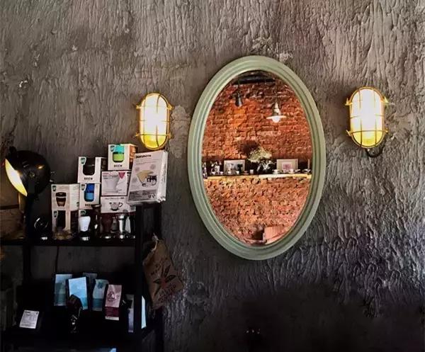 一对夫妻一墙之隔开两家咖啡店，上演的不是相爱相杀，而是了解