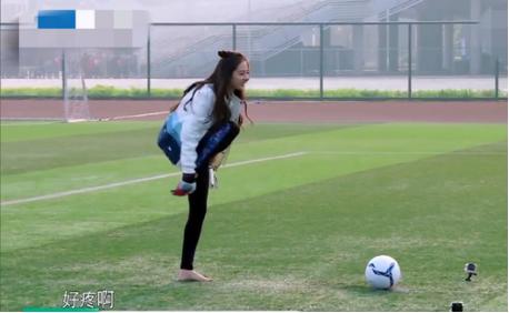 鹿晗迪丽热巴互相对视,鹿晗飞吻