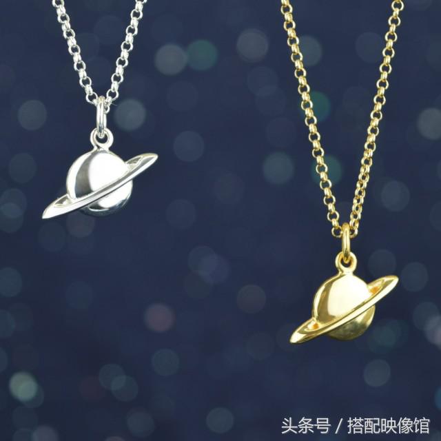 跟周冬雨学珠宝配饰搭配,周冬雨同款小众配饰