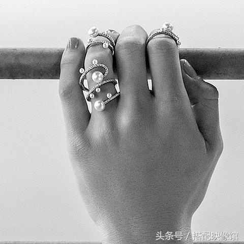 跟周冬雨学珠宝配饰搭配,周冬雨同款小众配饰