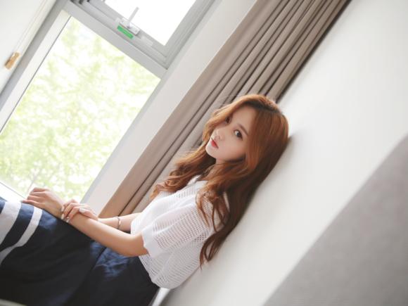 孙允珠夏日海边连衣长裙坐姿穿搭,孙允珠夏日背影