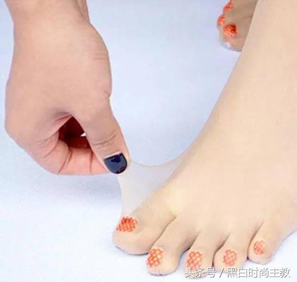 夏天涂红色脚指甲油,夏天涂指甲油有坏处吗