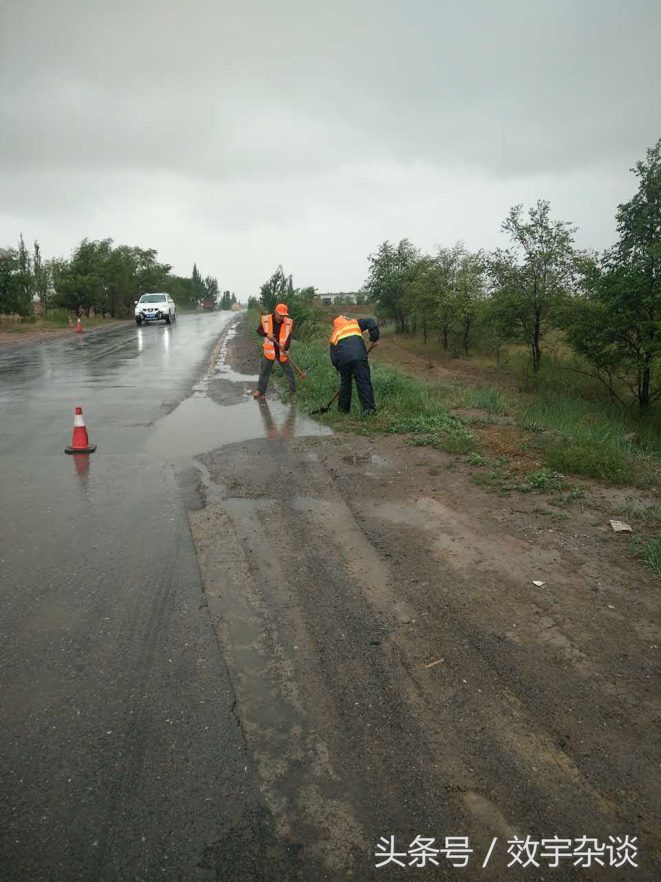 定邊公路管理段各養護道班排除路面積水