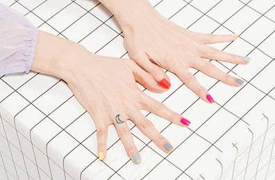 除了美腻的小裙子和发色外，指甲也要colorful！