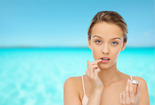 嘴唇红肿干燥起皮怎么回事,嘴唇发红干裂起皮怎么办