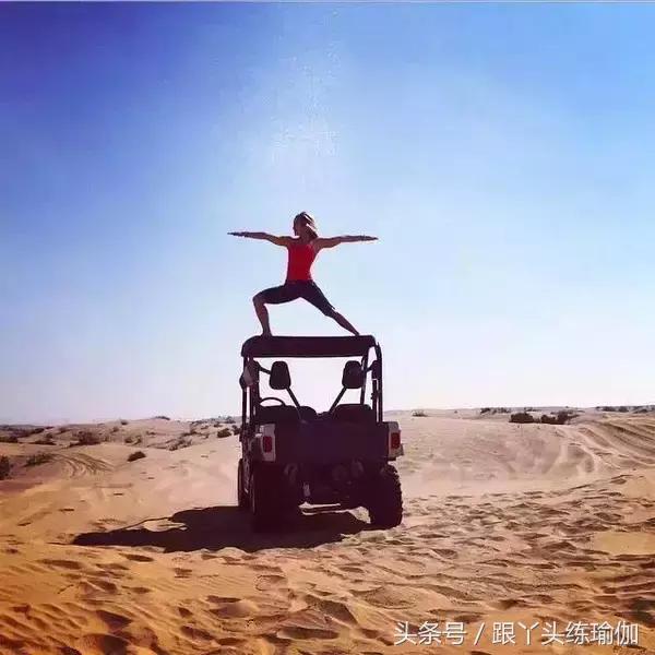 她是一名瑜伽教练英文,瑜伽老师环球旅行