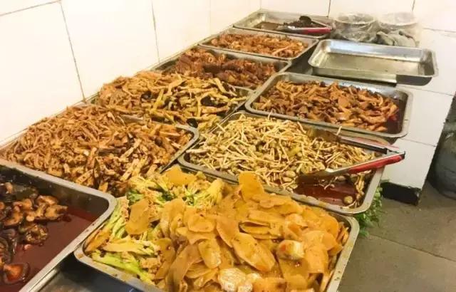 成都的夏夜，就适合穿起拖板儿鞋，整点卤菜，来盘冷啖杯！