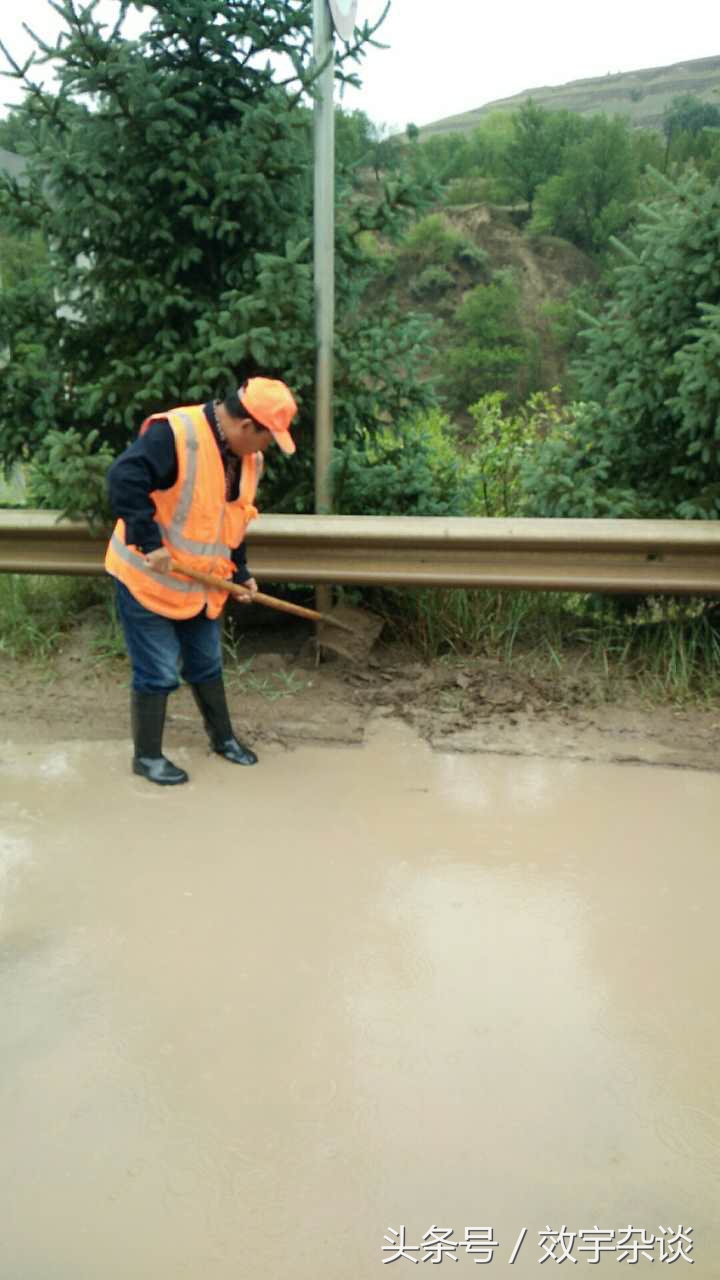 定邊公路管理段各養護道班排除路面積水
