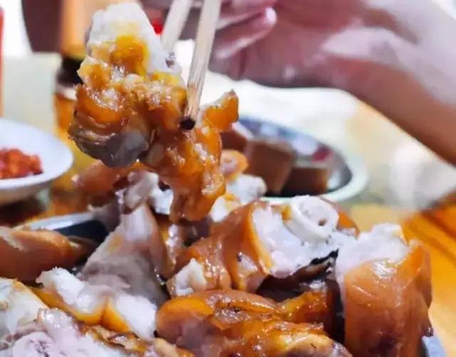 成都的夏夜，就适合穿起拖板儿鞋，整点卤菜，来盘冷啖杯！