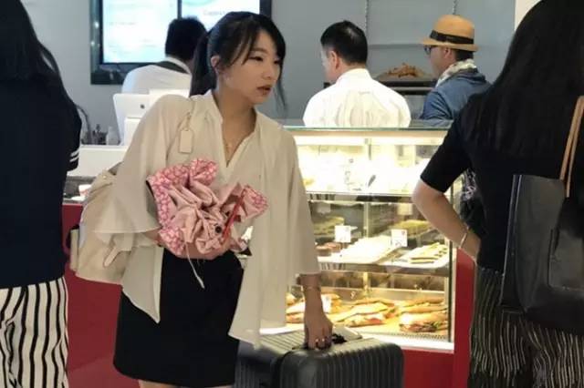 能把一条柴犬请来当服务员，也只有杭州这家新晋网红商场了吧……这波刷卡5折攻略，你一定收好！