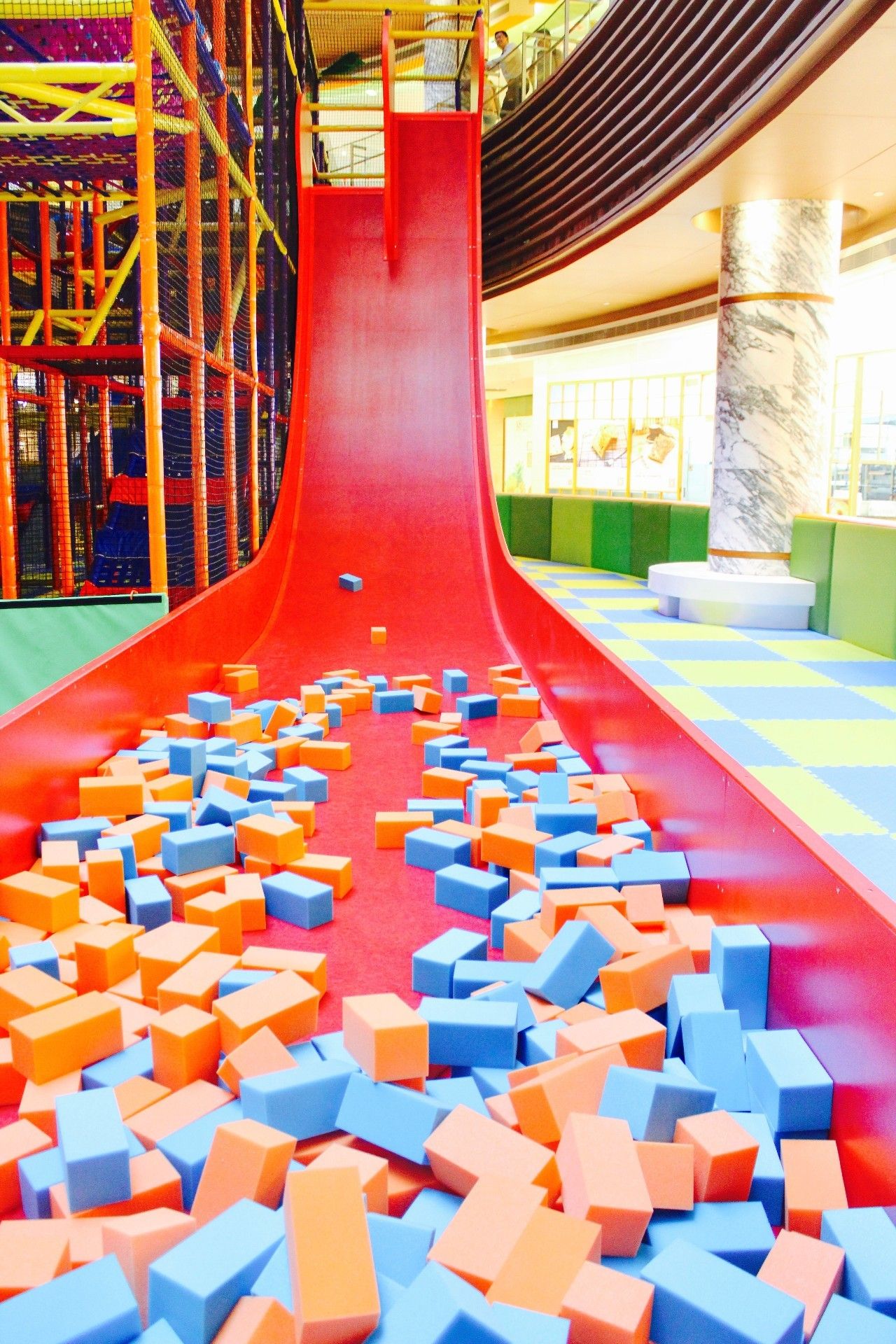 一家新开的大型游乐场,开一家一千平儿童室内游乐场
