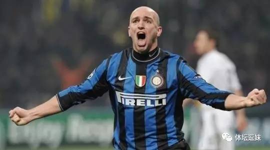 曼联拄拐天团夺冠视频,撒花庆祝完整版幼儿