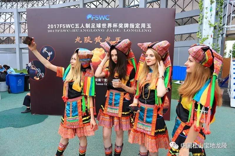 2022世界杯足球宝贝服装,世界杯上足球宝贝现身