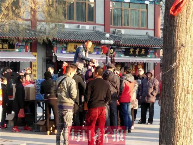 “送锅*局骗**”在天津上演，围观老人都被忽悠了，赶紧告诉家里人