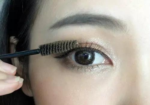 刷睫毛跟不刷差距好大呀!交给你,你不知道刷睫毛的技巧。