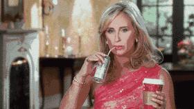 用完口红嘴唇起死皮怎么救,口红粘牙齿什么原因