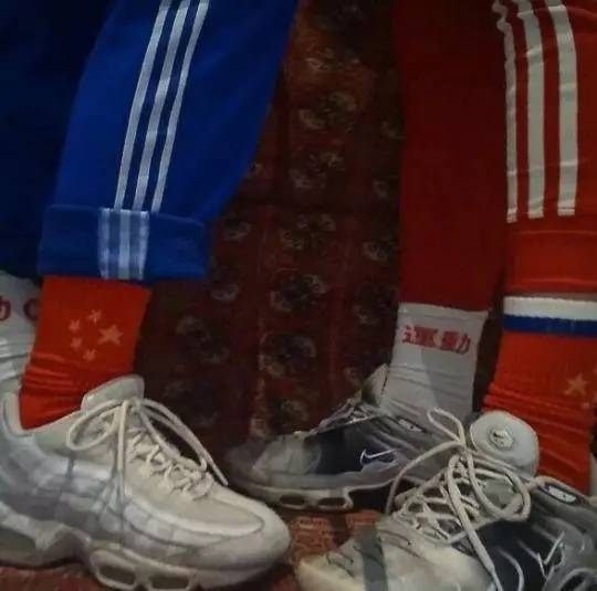 一脱鞋脚臭咋办,球鞋容易臭怎么除臭的有效方法