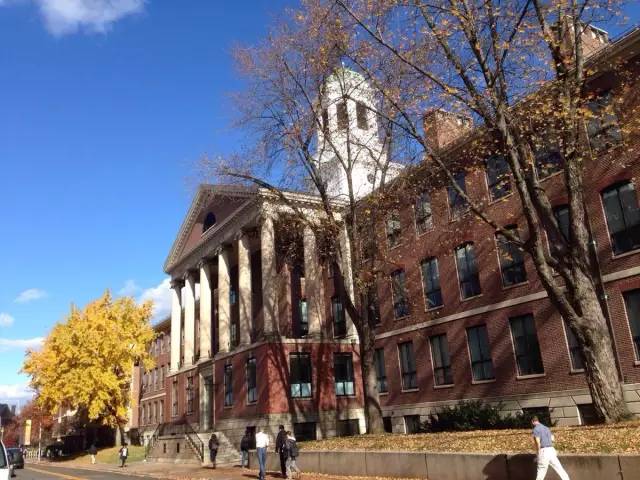 美国排名300左右的大学,美国排名前30的大学有哪些呢