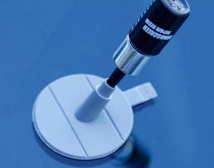 汽车挡风玻璃被小石子砸了怎么办,汽车玻璃被小石子砸了个洞怎么办