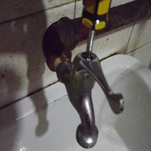 水龙头漏水开关漏水怎么去维修,水龙头拧紧了还滴水怎么修