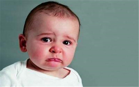 宝宝奶头肥大，把里面白水挤出来能变好吗