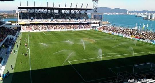 门将低级失误不慎将球踢进自家,门将把球踢进了球门搞笑视频