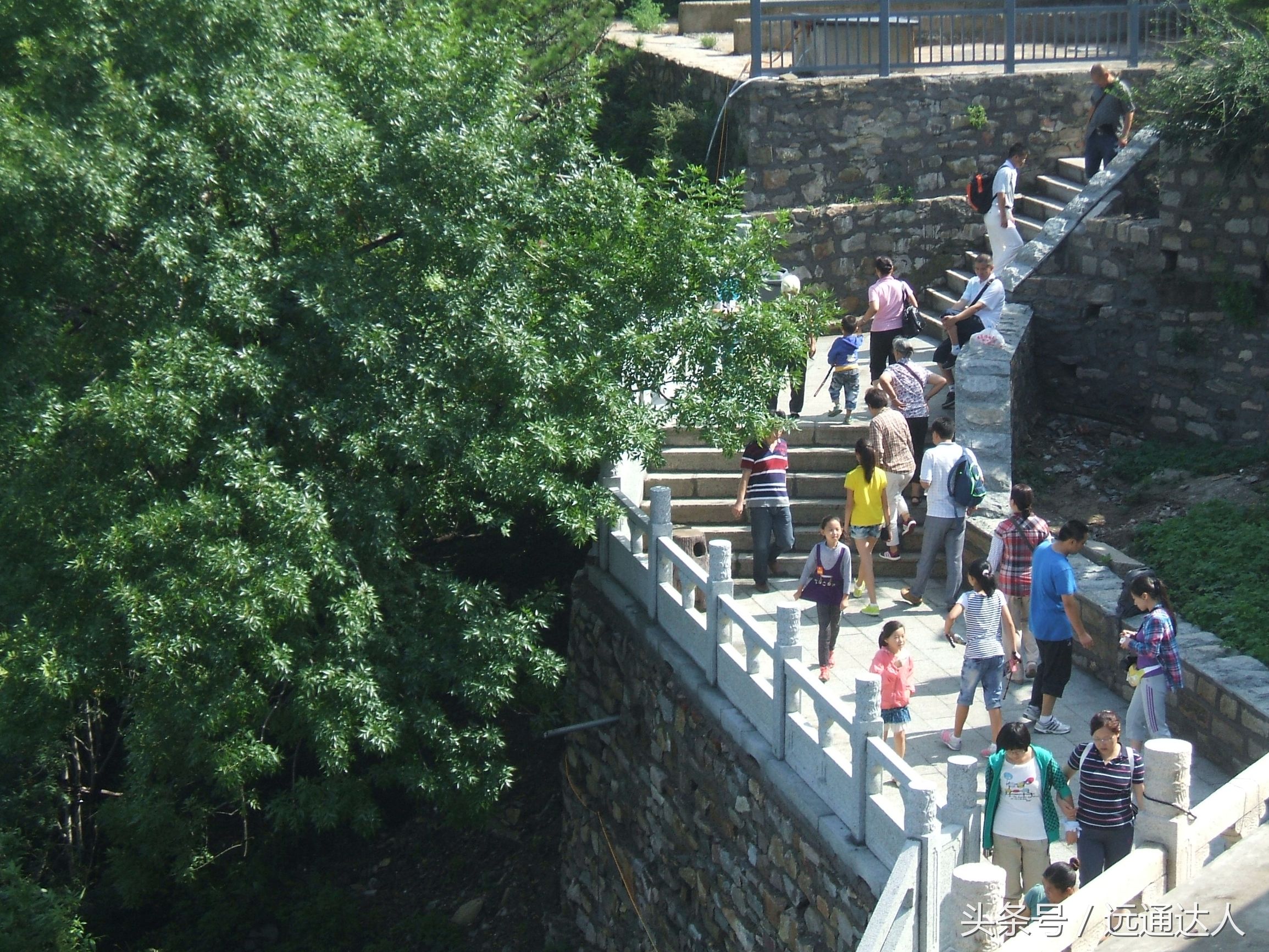 身为泰安人第一次爬泰山,陪爷爷爬泰山感慨朋友圈