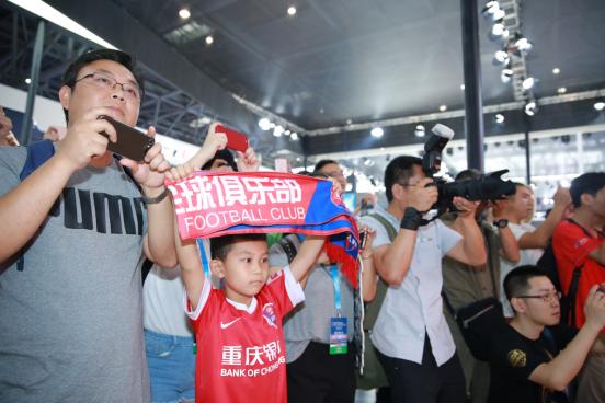 费尔南多现身重庆车展，人气爆棚引球迷尖叫