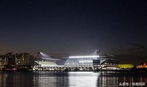 门将低级失误不慎将球踢进自家,门将把球踢进了球门搞笑视频