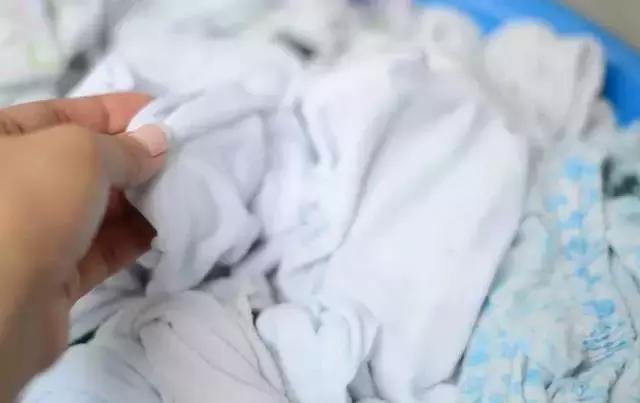 清理衣服上陈旧的油渍污渍小妙招,衣服汗渍污渍去除的最佳方法
