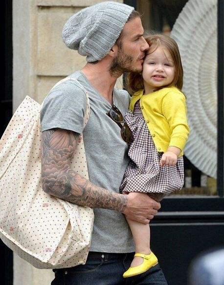 小七和小贝的亲吻照引起热议，住豪宅，受一家子宠爱的小公主越长越大