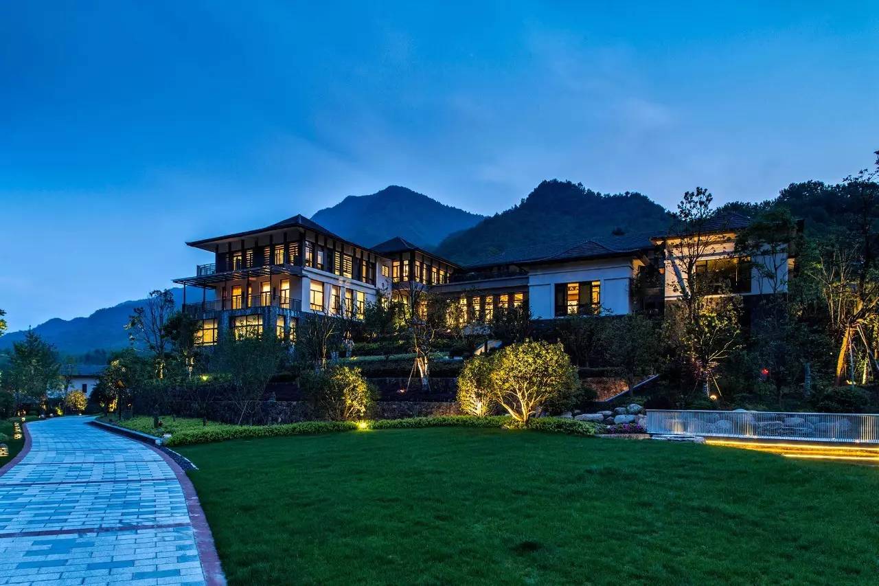 高铁地铁无缝对接，9点出发18点返回！湍口众安氡“冷”泉避暑游专线车开通！