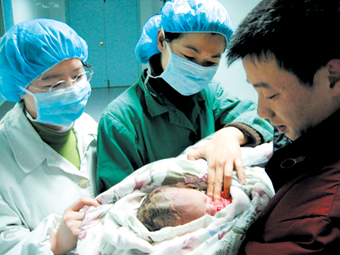 第一个抱宝宝的人有什么说法吗,出产房第一个抱孩子的人有要求吗