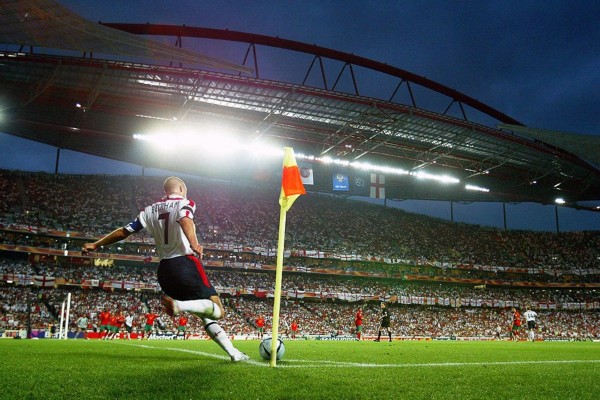 足球最美时刻视频,贝影在足球场上