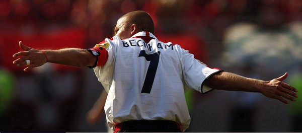 足球最美时刻视频,贝影在足球场上