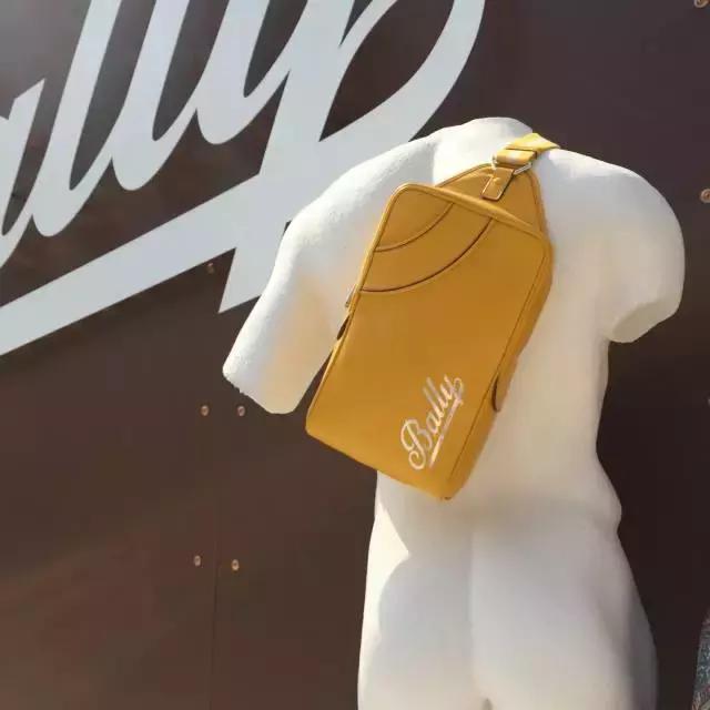 怎么挑选平价衣服男士穿,男士怎么买衣服好看