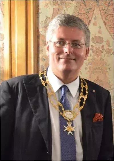 *子骗**横行实在可恶，这个意大利人假装自己是欧洲贵族王子，很多名人中招，最后因吃霸王餐被查出来了